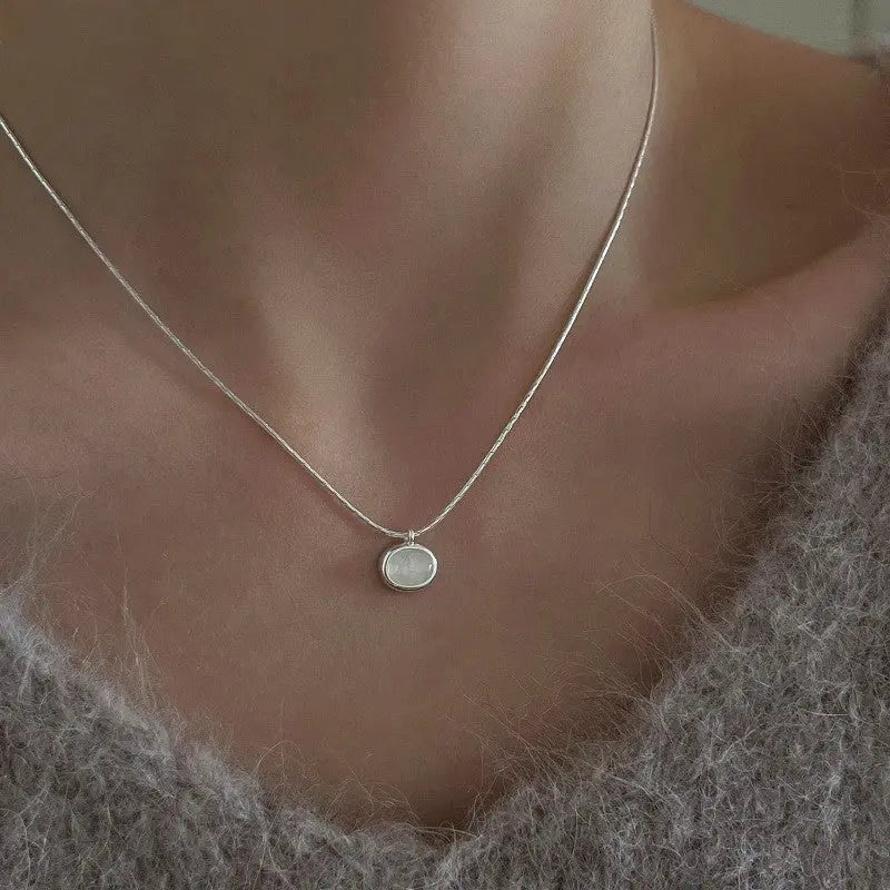Collier classique avec pendentif unique en or blanc