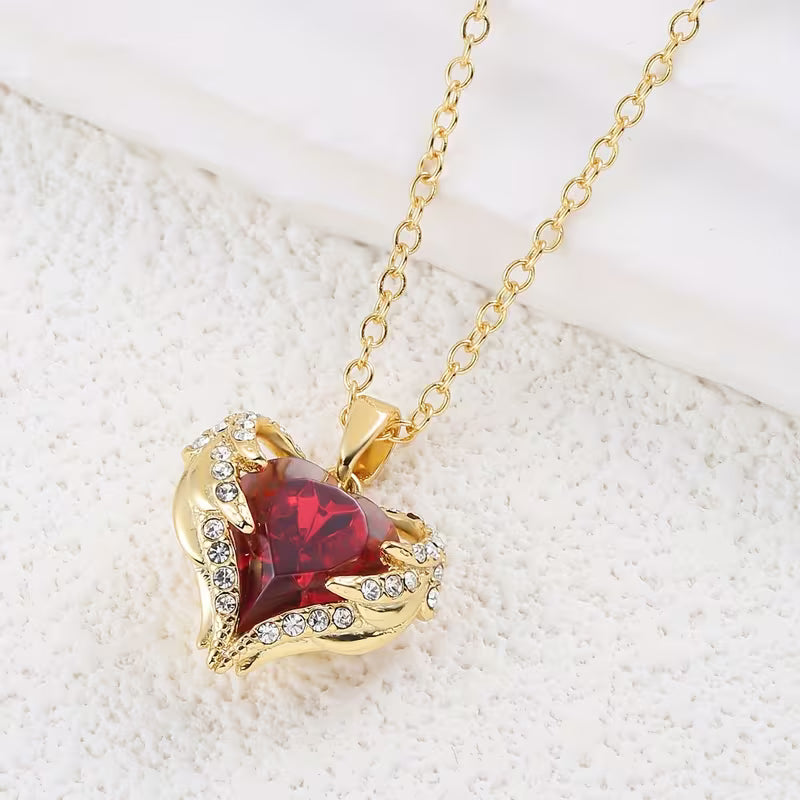 Collier de cœur en rubis étreinte d'ange en or