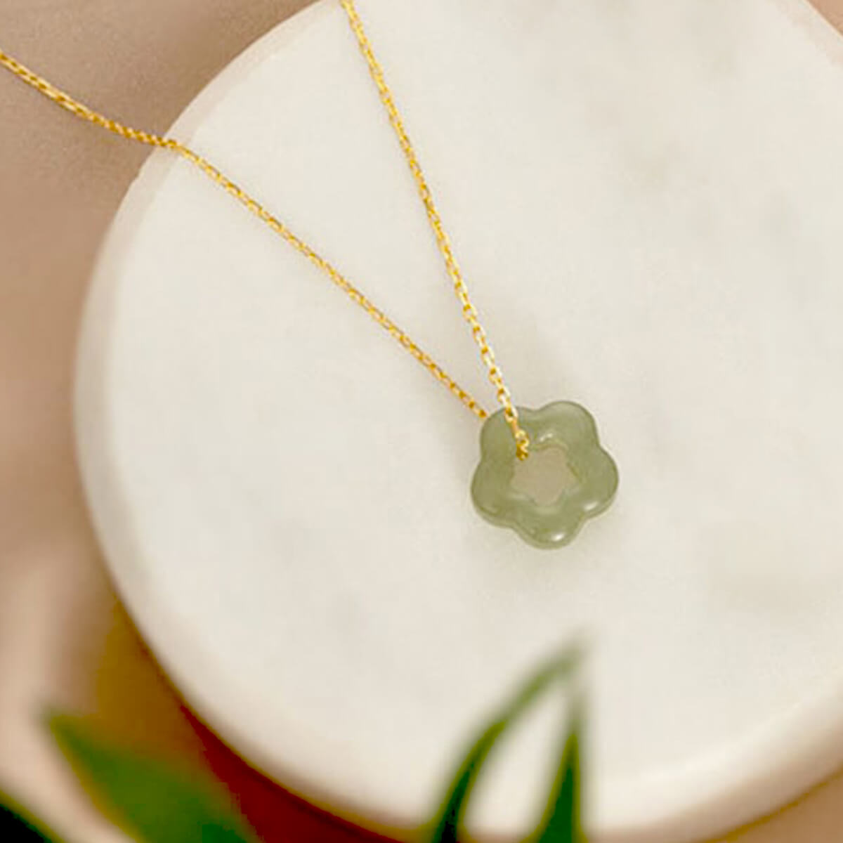 Collier de fleurs avec jaspe en or