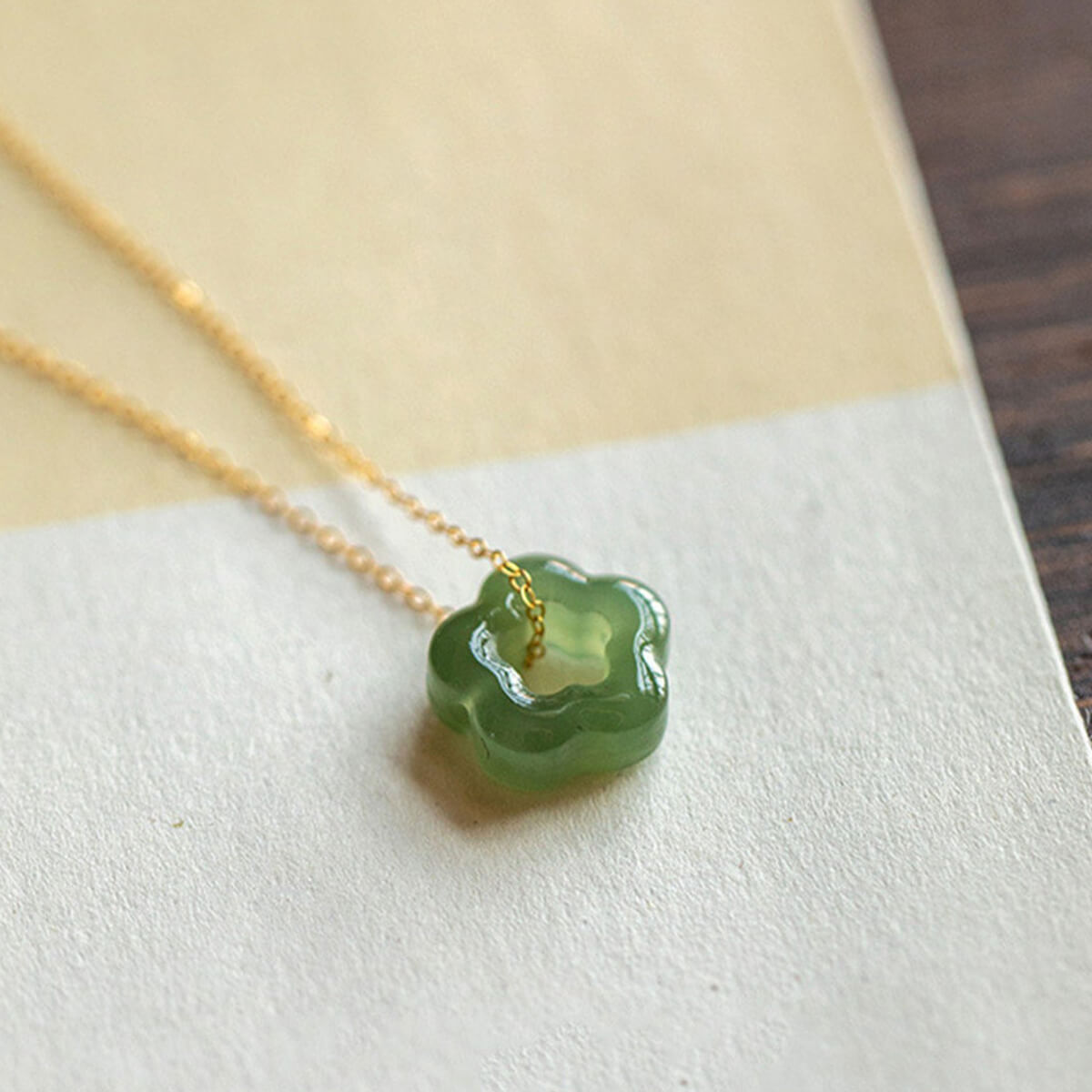 Collier de fleurs avec jaspe en or