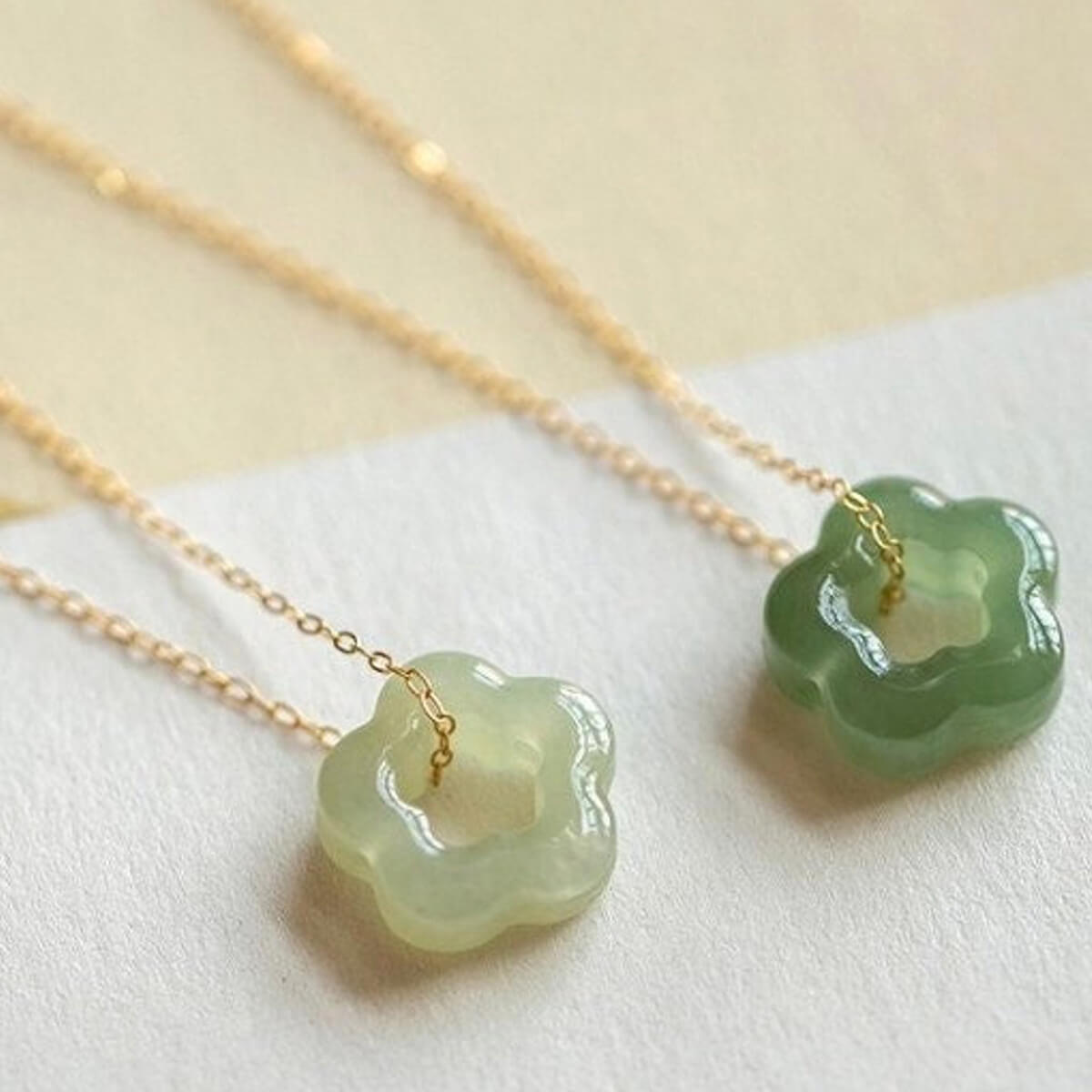 Collier de fleurs avec jaspe en or