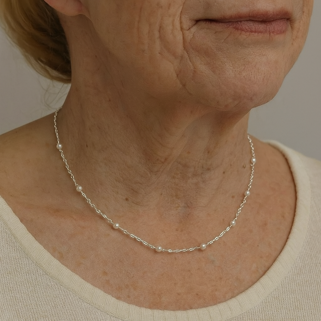 Collier élégant avec des perles brillantes en or