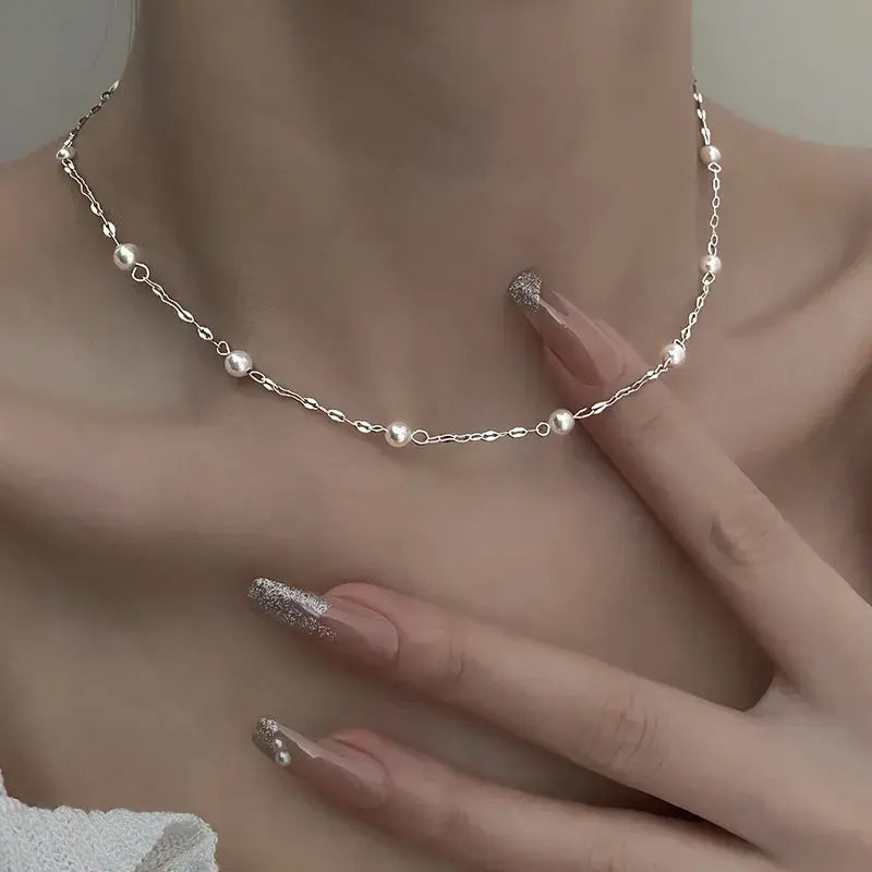Collier élégant avec des perles brillantes en or