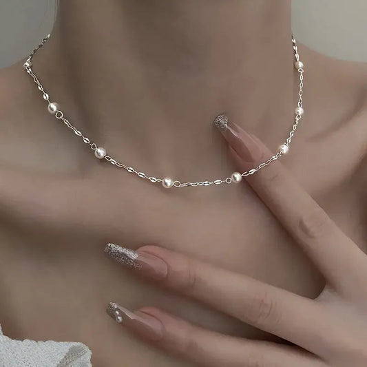 Collier élégant avec des perles brillantes