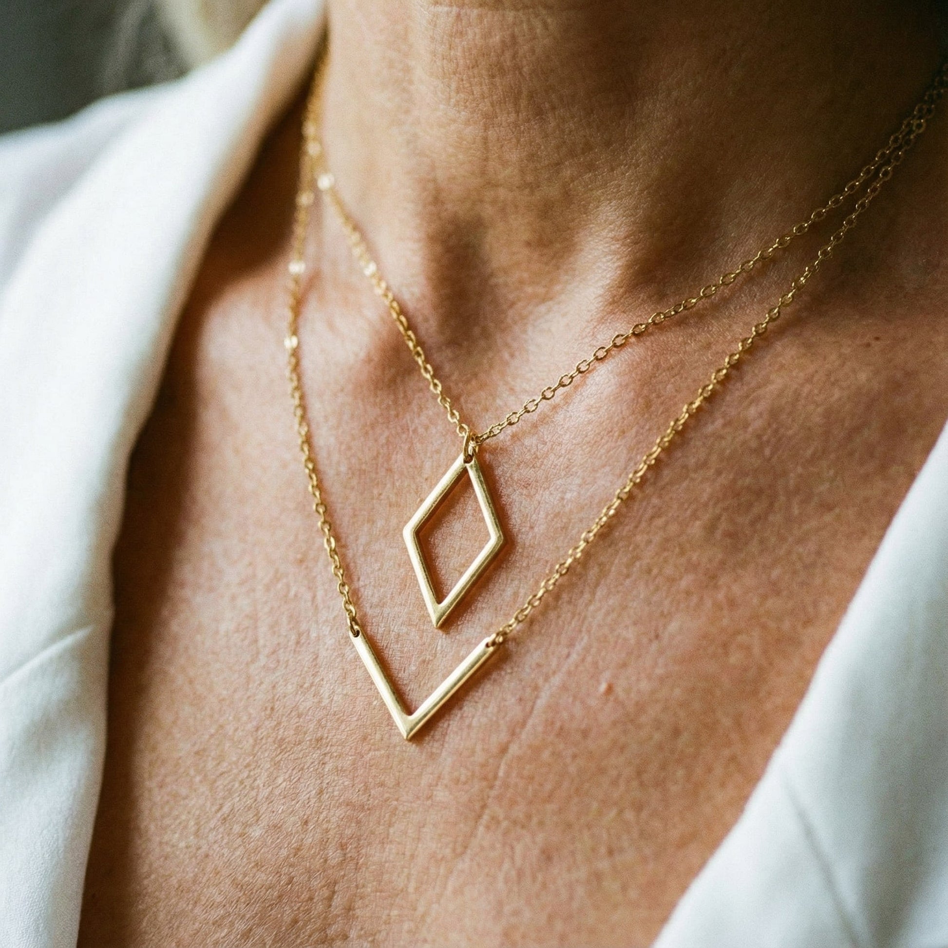 Collier élégant avec pendentif géométrique en forme de V