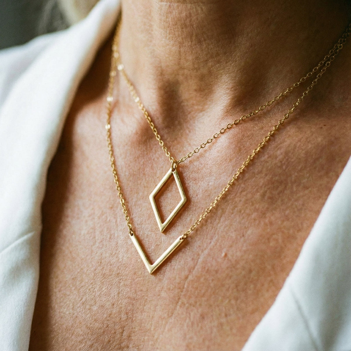 Collier élégant avec pendentif géométrique en forme de V en or