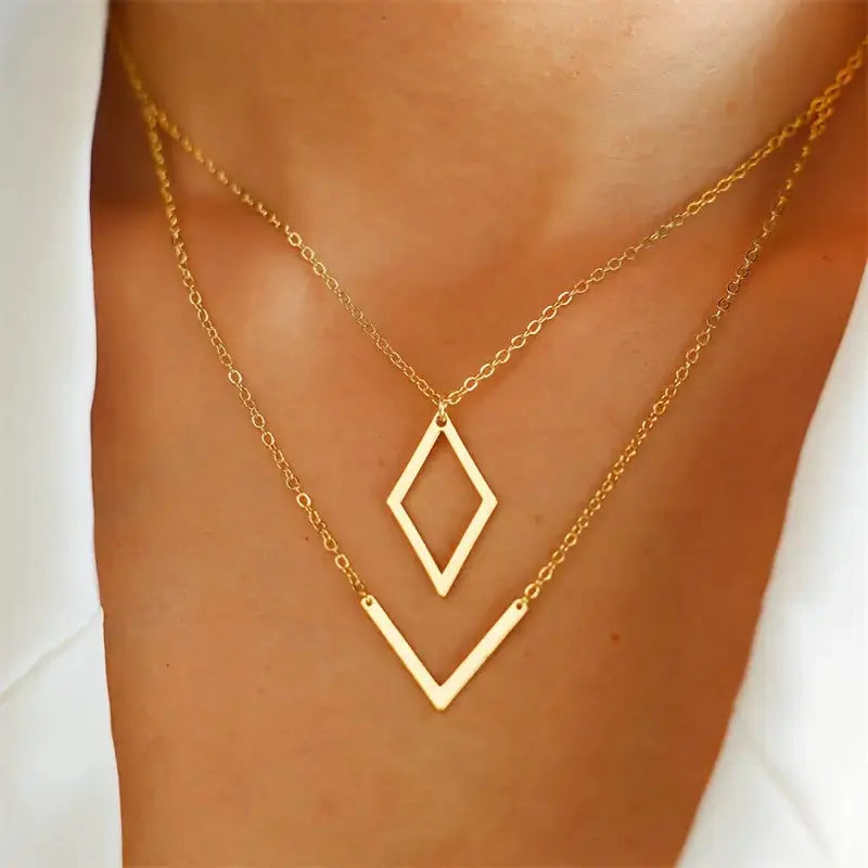 Collier élégant avec pendentif géométrique en forme de V en or