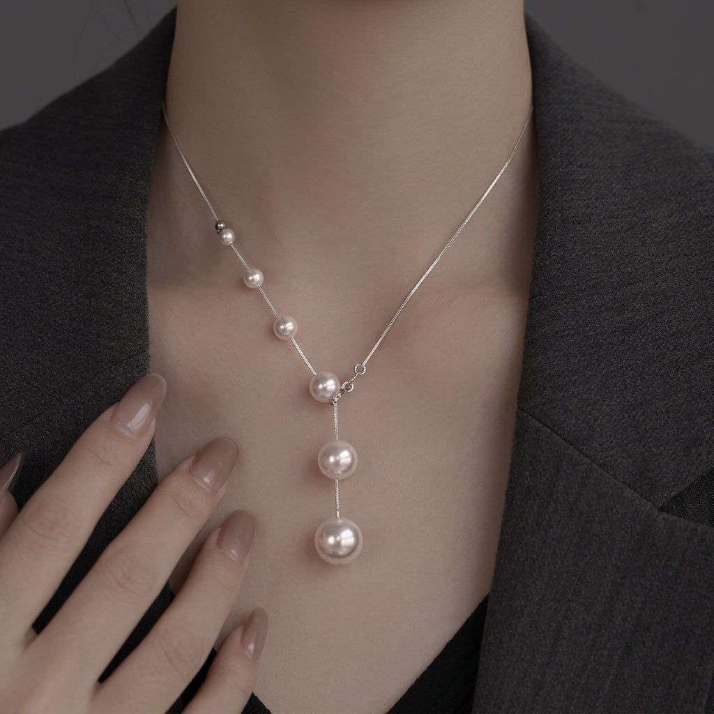 Collier élégant avec perles suspendues en or