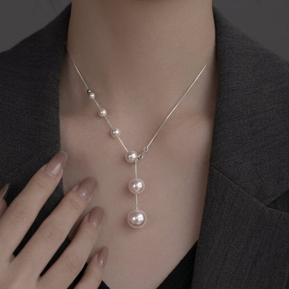 Collier élégant avec perles suspendues