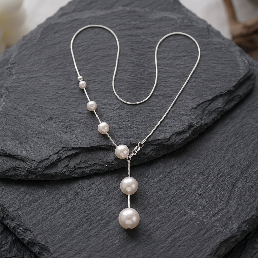 Collier élégant avec perles suspendues en or