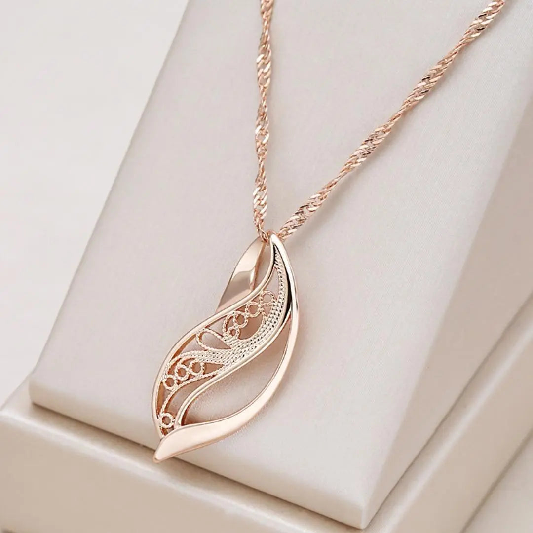 Collier élégant et harmonieux de couleur en or