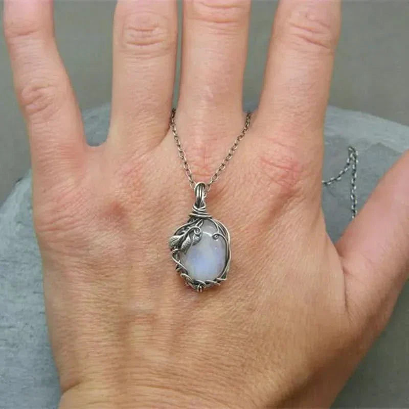 Collier en lune - pendentif en fil en or