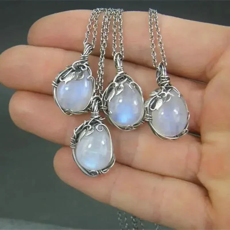 Collier en lune - pendentif en fil en or