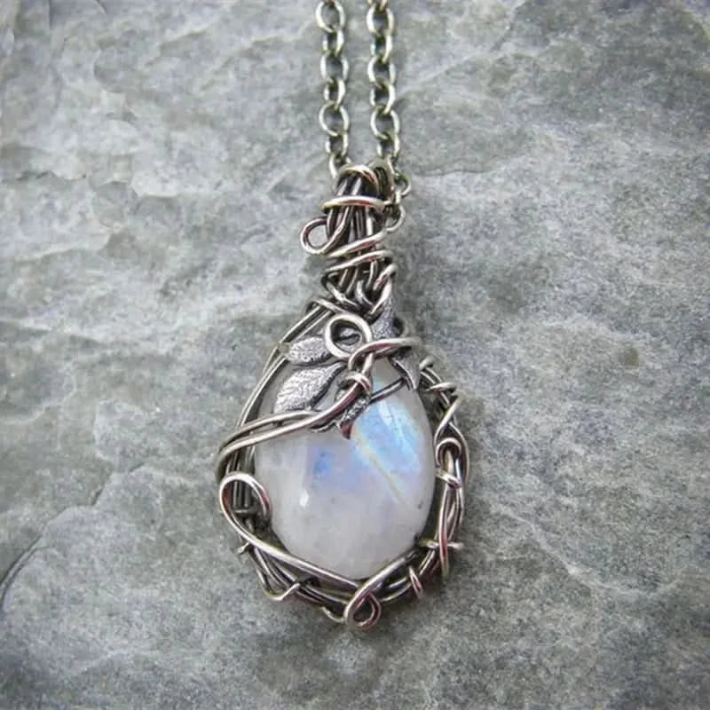 Collier en lune - pendentif en fil en or