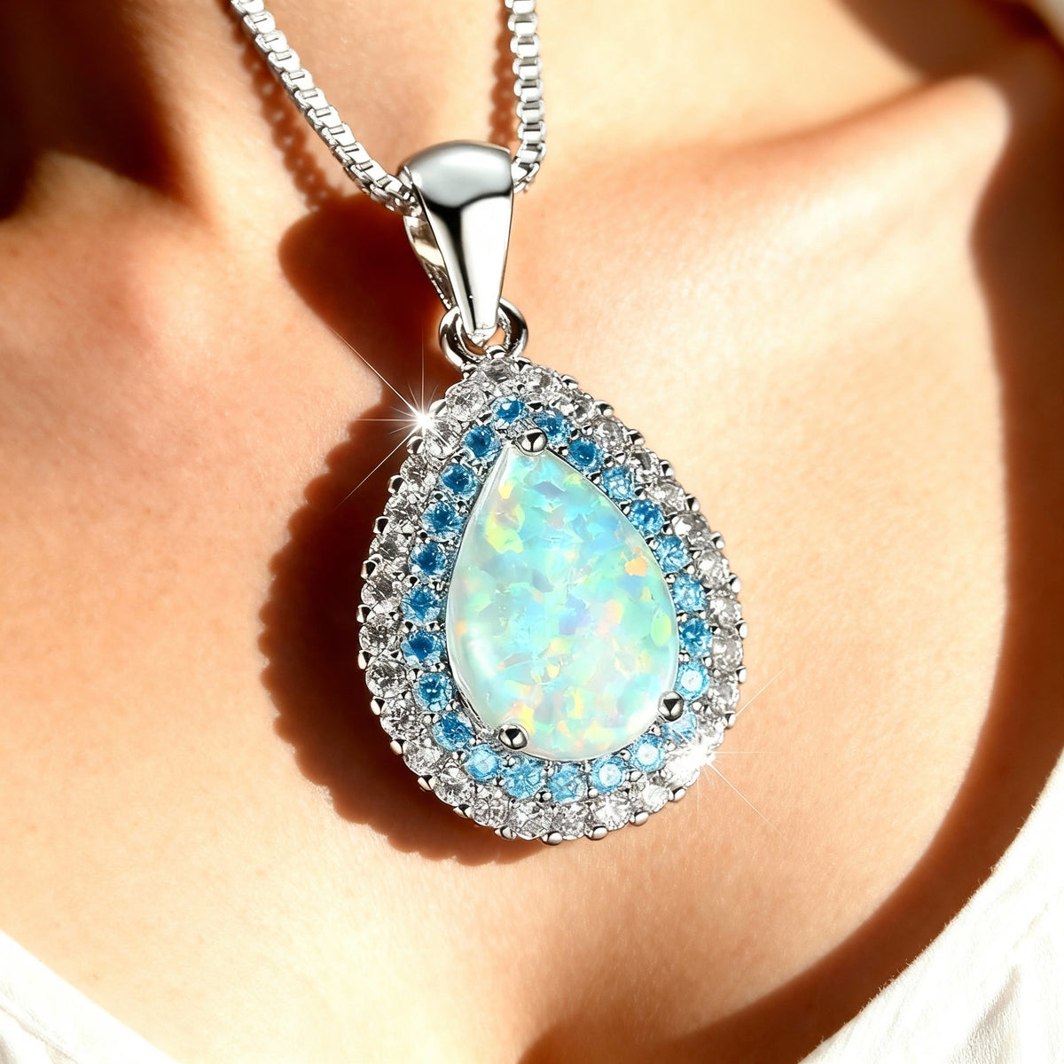 Collier en opale bleue lumineuse en or