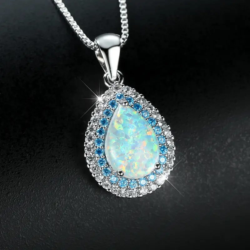 Collier en opale bleue lumineuse en or