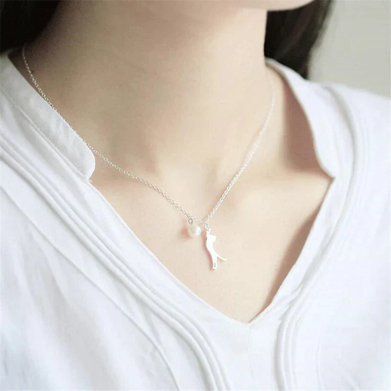 Collier avec des marguerites et un chat grimpeur en or blanc