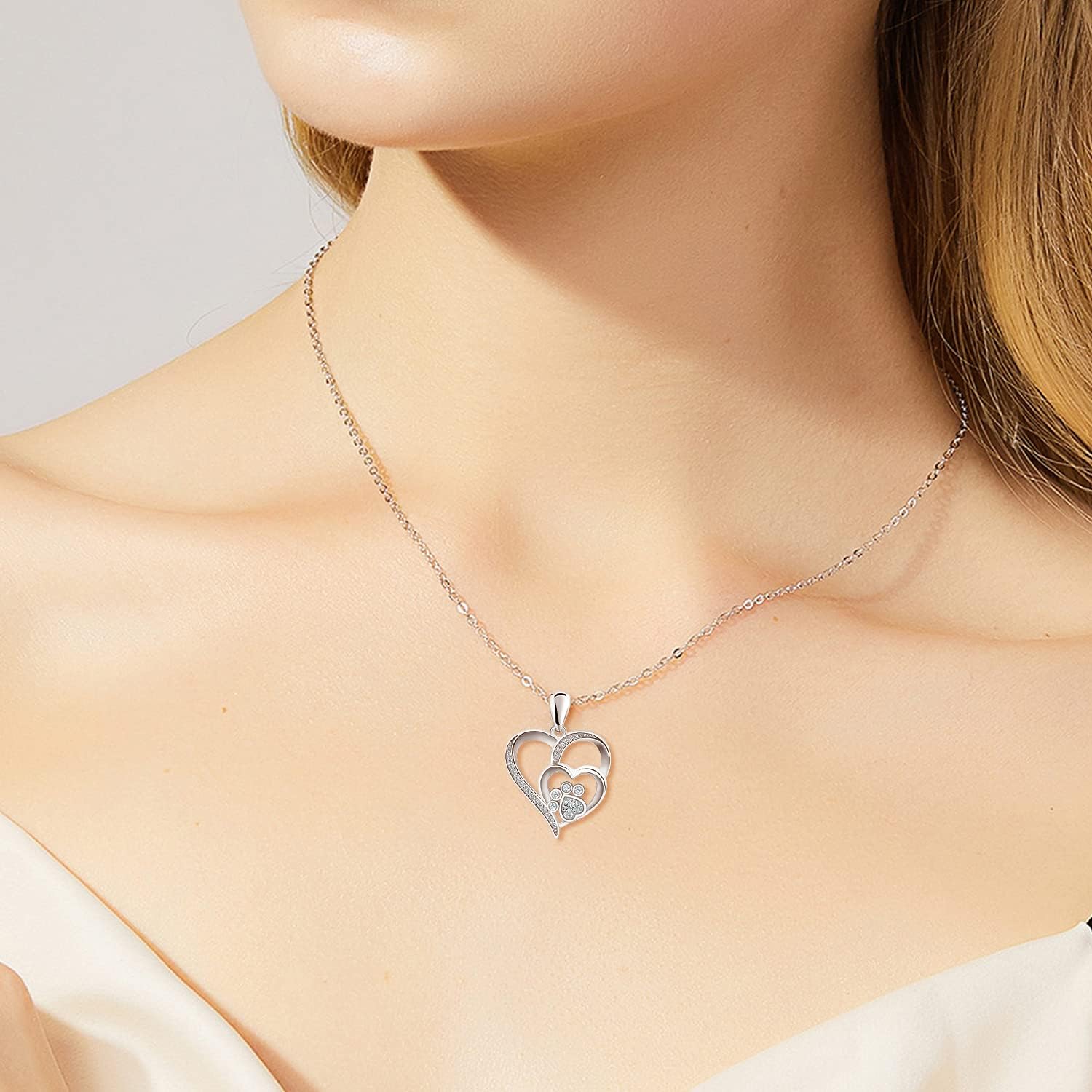 Collier en argent avec patte et cœur en zirconium