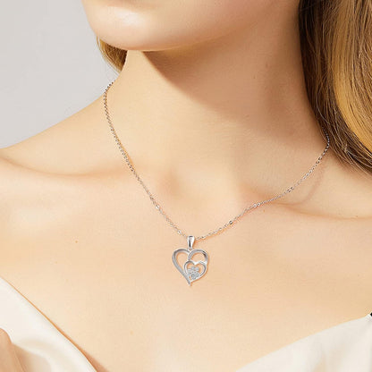 Collier en argent avec patte et cœur en zirconium