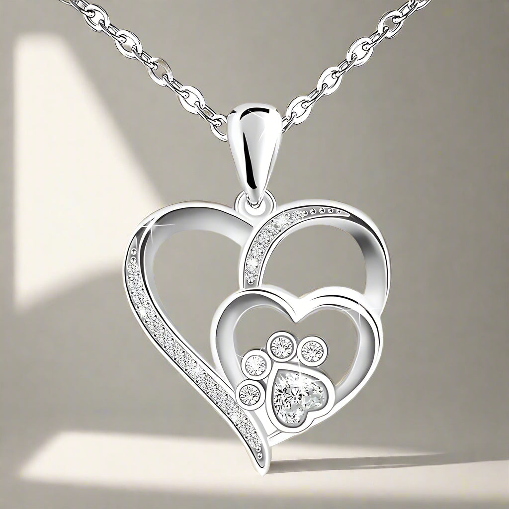 Collier avec patte et cœur à brillants en or blanc