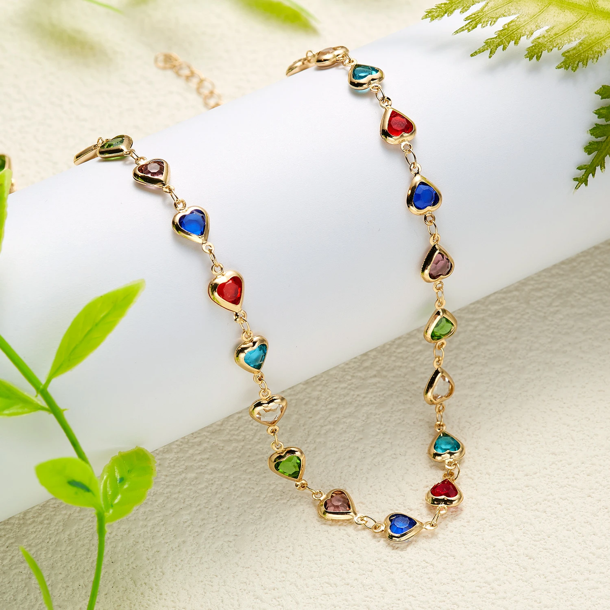 Collier en cœur en cristal multicolore en or