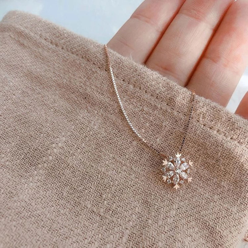 Collier en cristal avec neige brillante en or rose