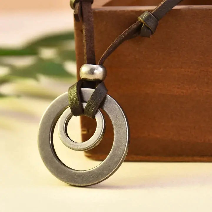 Collier en cuir de style rétro en or