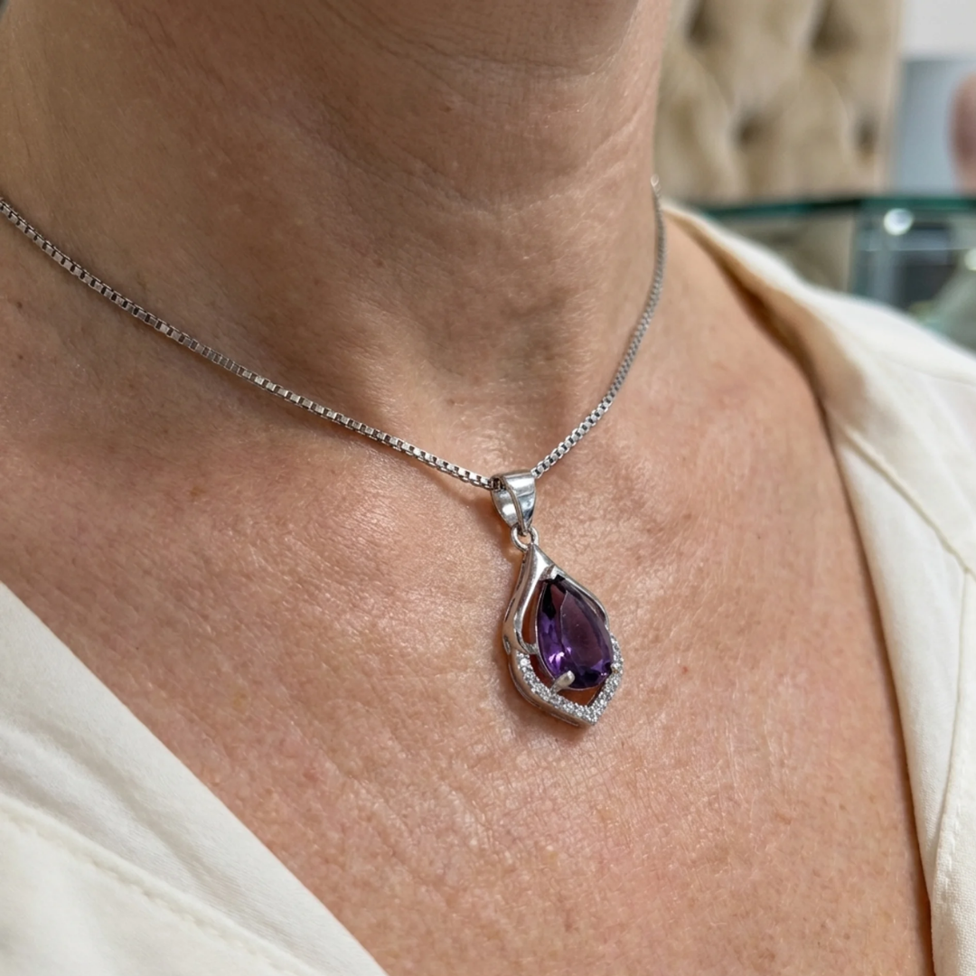Collier en forme de croissant Selvara en or blanc