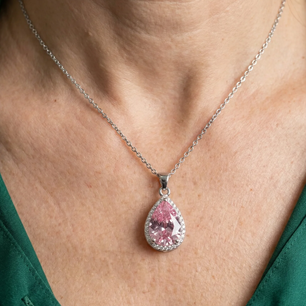 Collier en forme de goutte rose en or blanc