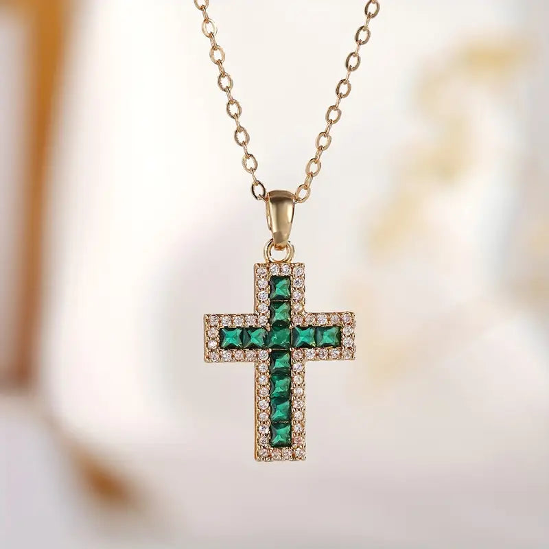 Collier avec croix en émeraude en or