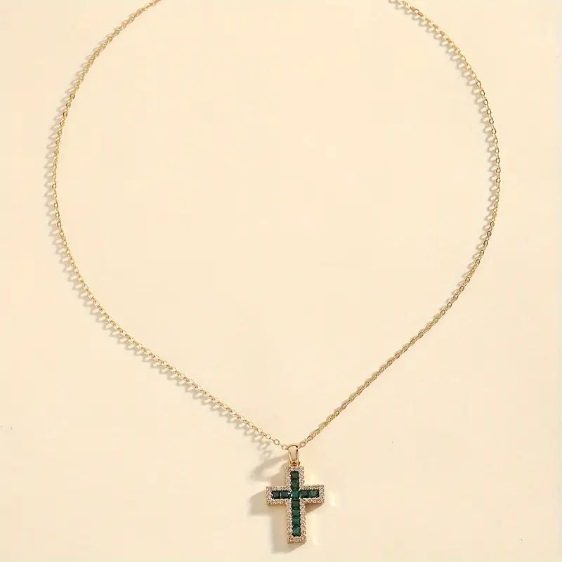 Collier avec croix en émeraude en or