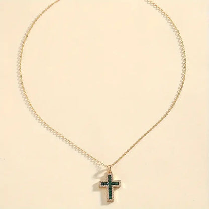 Collier en or avec croix en émeraude