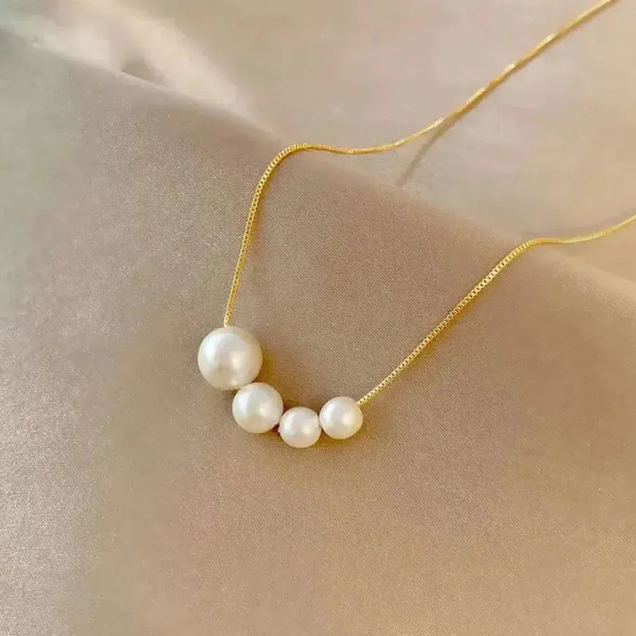 Collier avec de jolies perles en or
