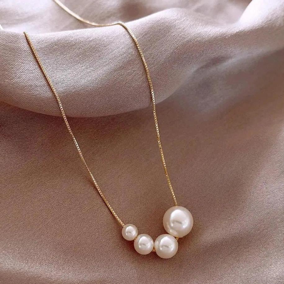 Collier avec de jolies perles en or