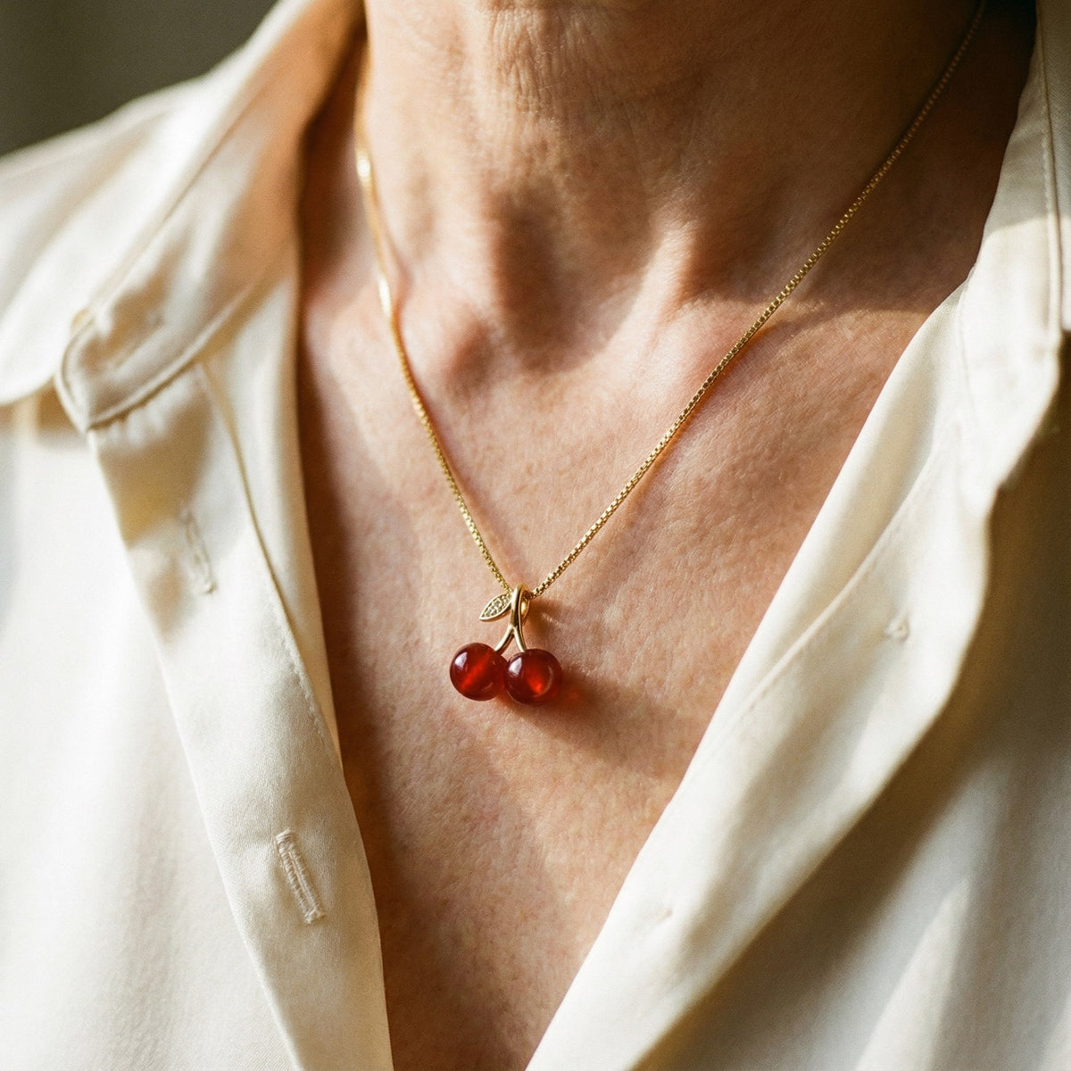 Collier avec des cerises en or