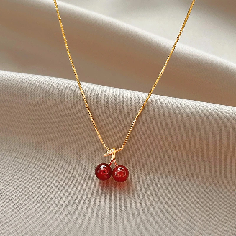 Collier avec des cerises en or