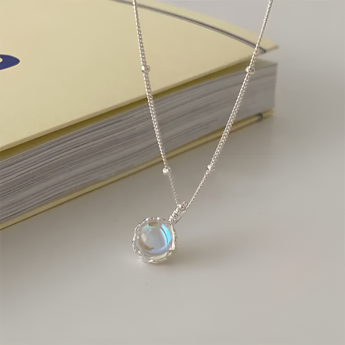 Collier en pierre de lune en or