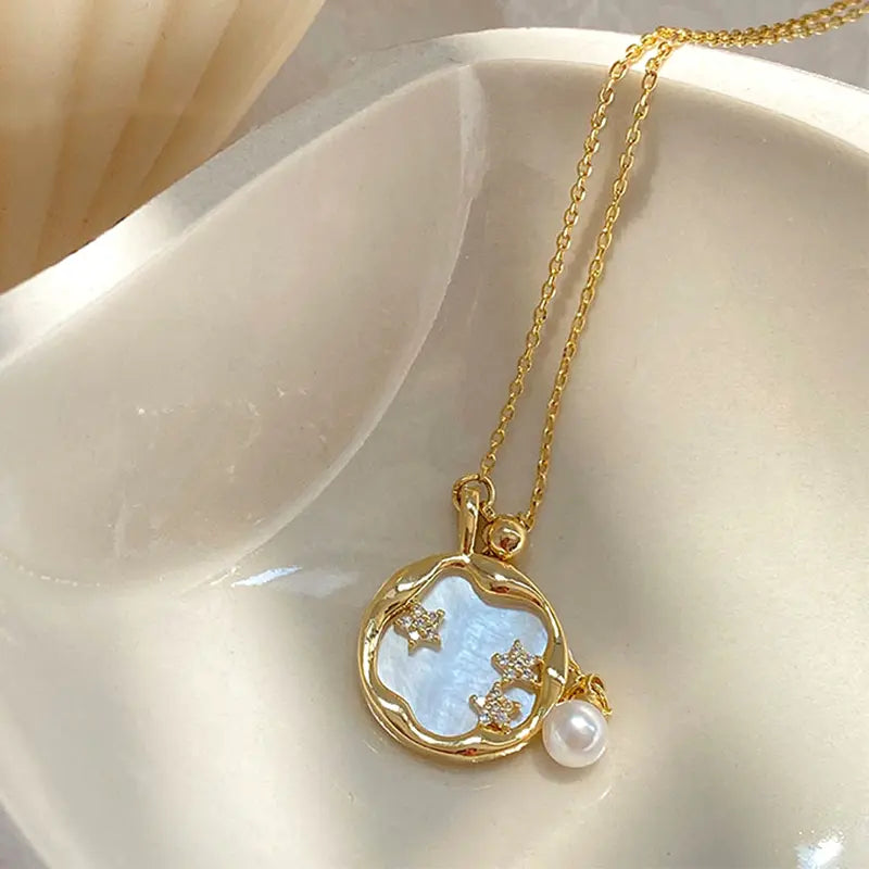 Collier en pierre de lune avec des marguerites en or