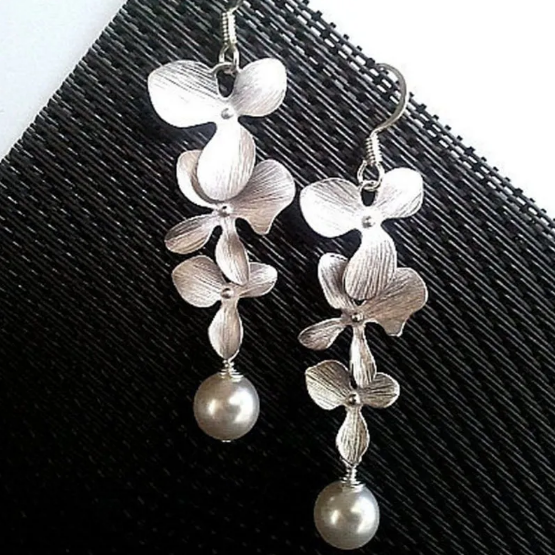 Collier et boucles d'oreilles en forme de fleurs en or blanc