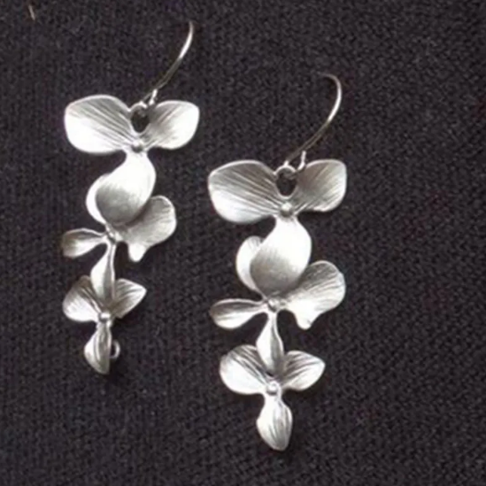 Collier et boucles d'oreilles en forme de fleurs en or blanc