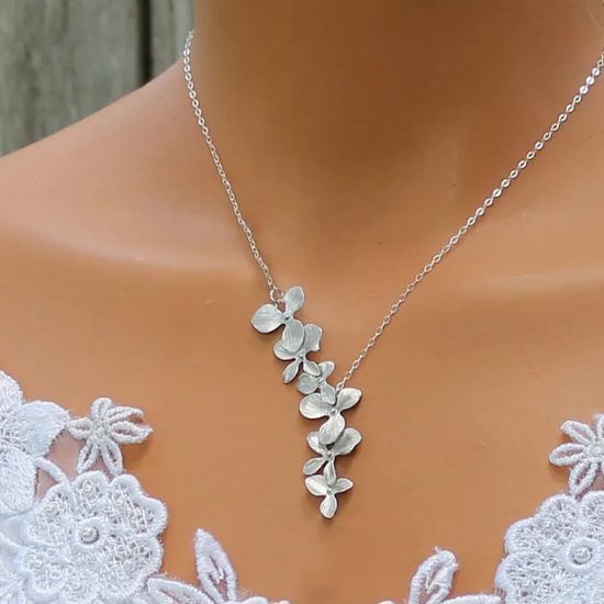 Collier et boucles d'oreilles en forme de fleurs en or blanc