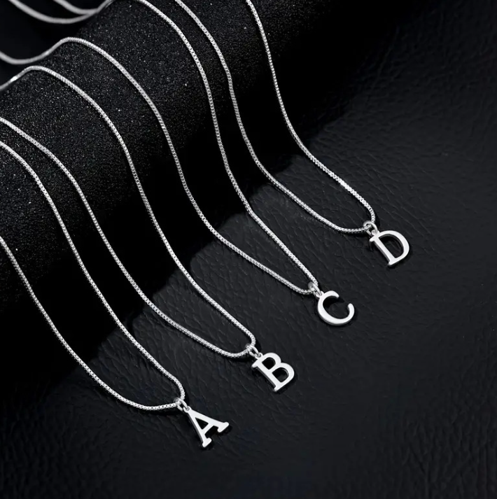 Collier initial en lettre d'amour en or blanc