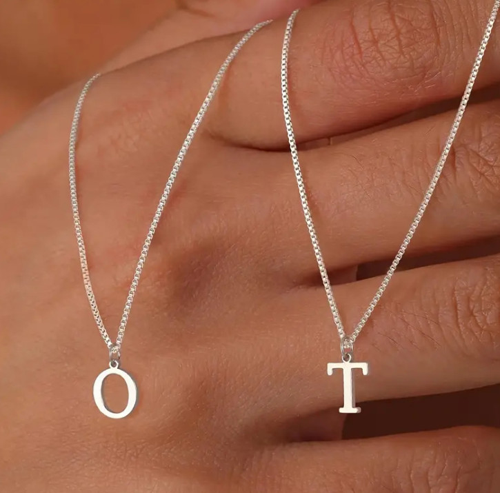 Collier initial en lettre d'amour en or blanc
