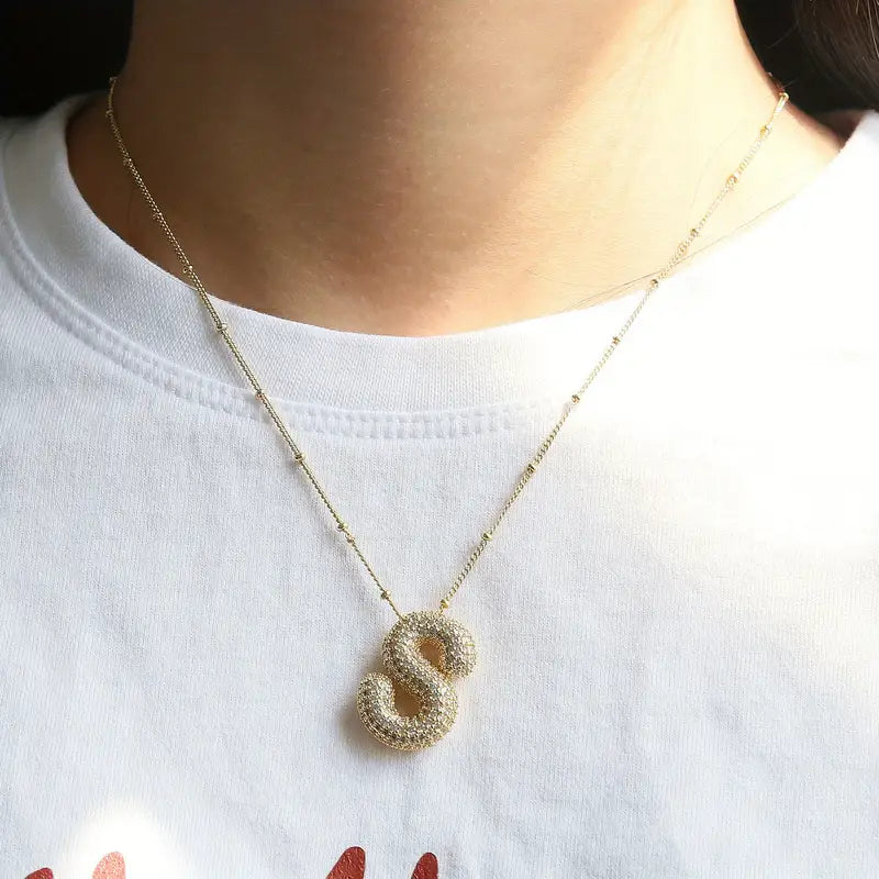 Collier initial en lettres bulles en or