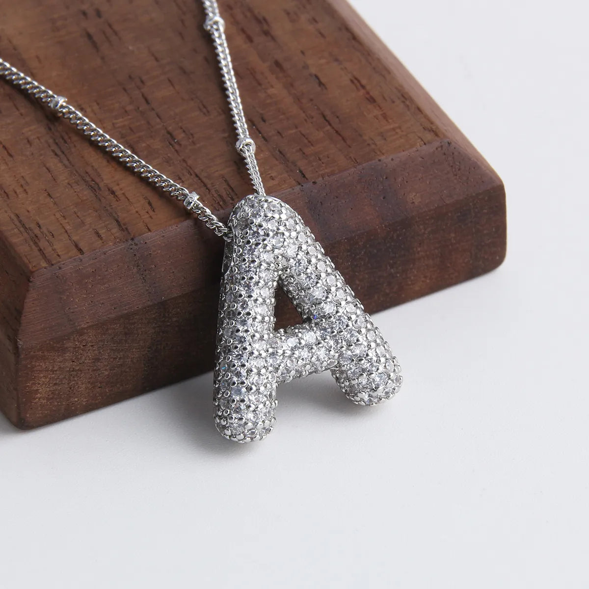 Collier initial en lettres bulles en or blanc