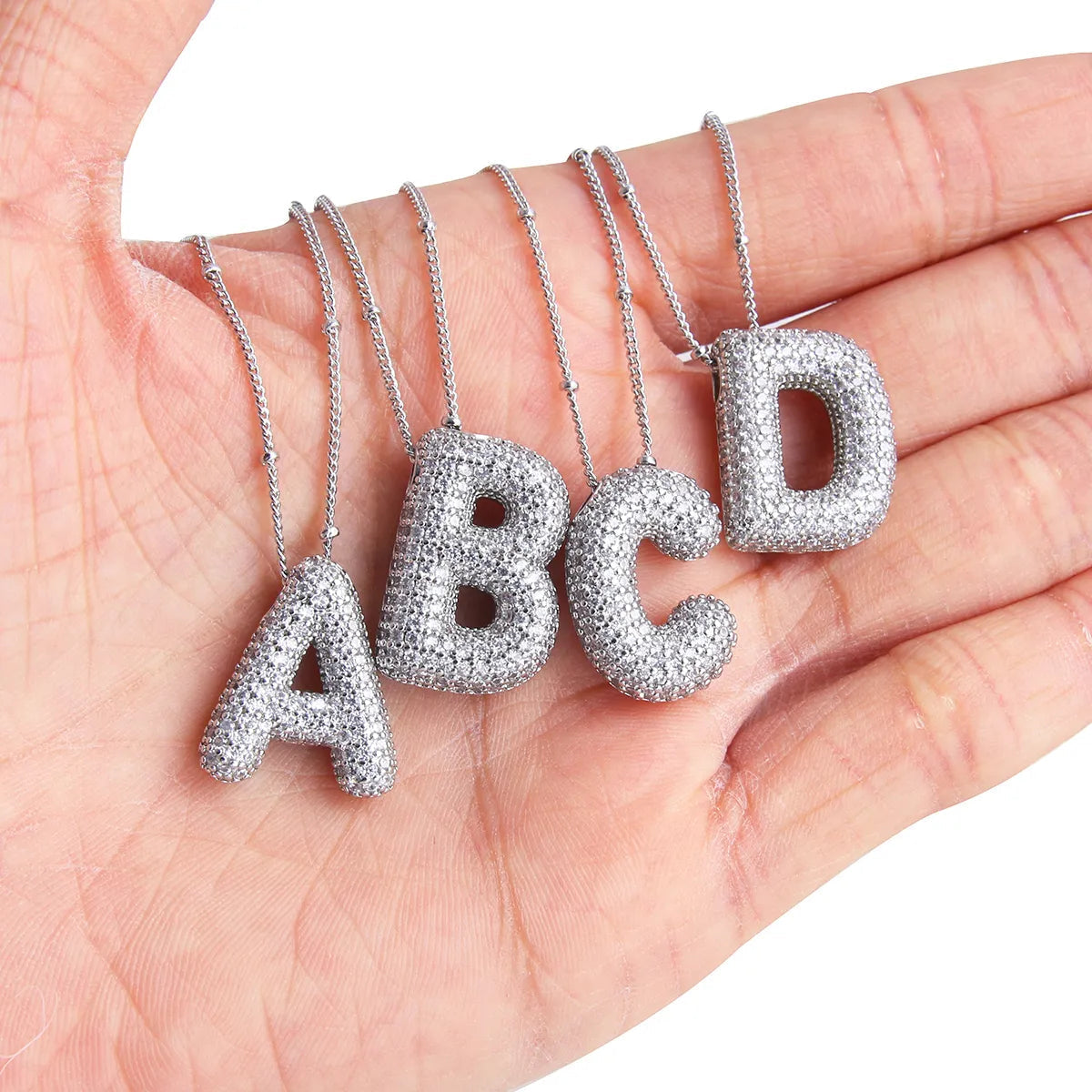Collier initial en lettres bulles en or blanc