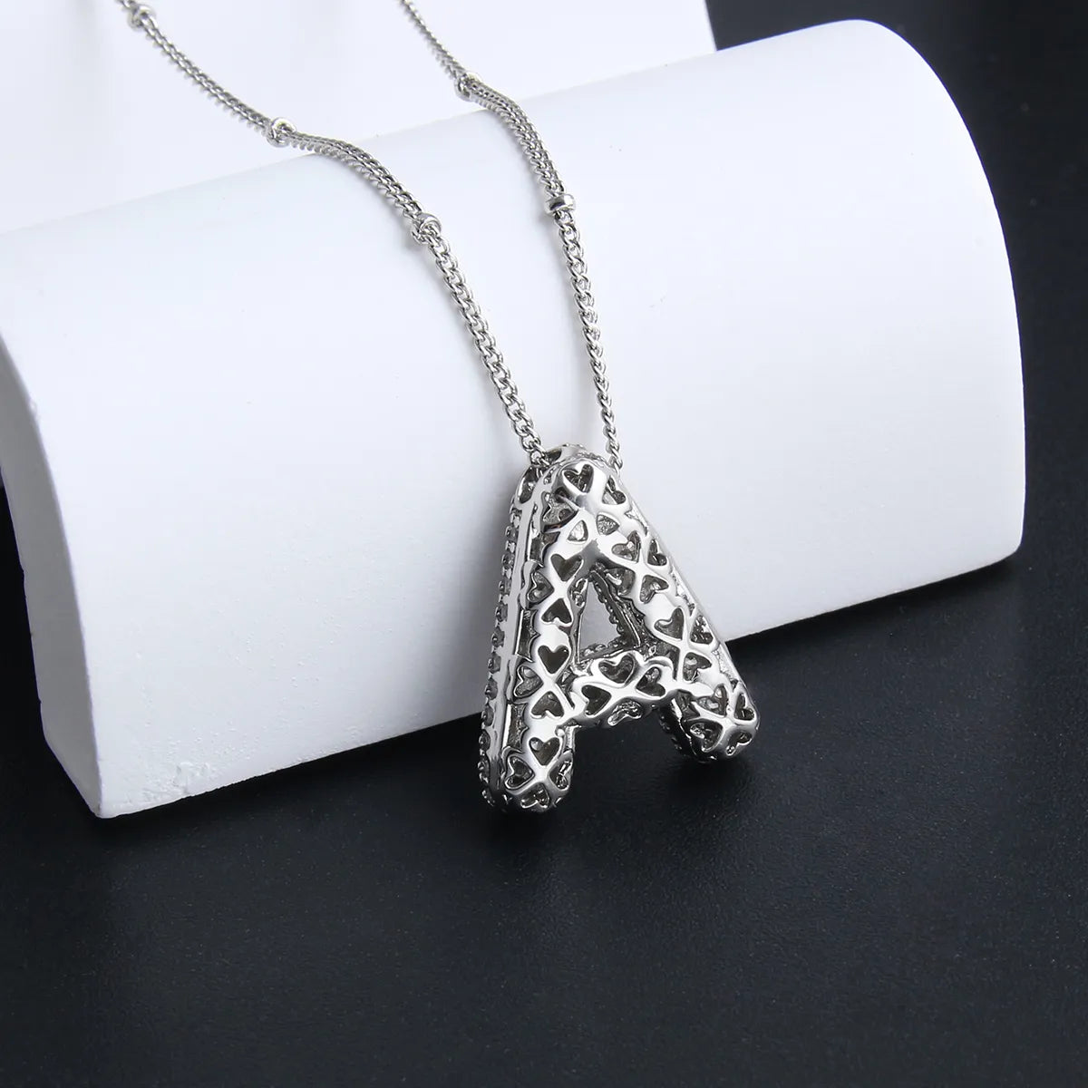 Collier initial en lettres bulles en or blanc