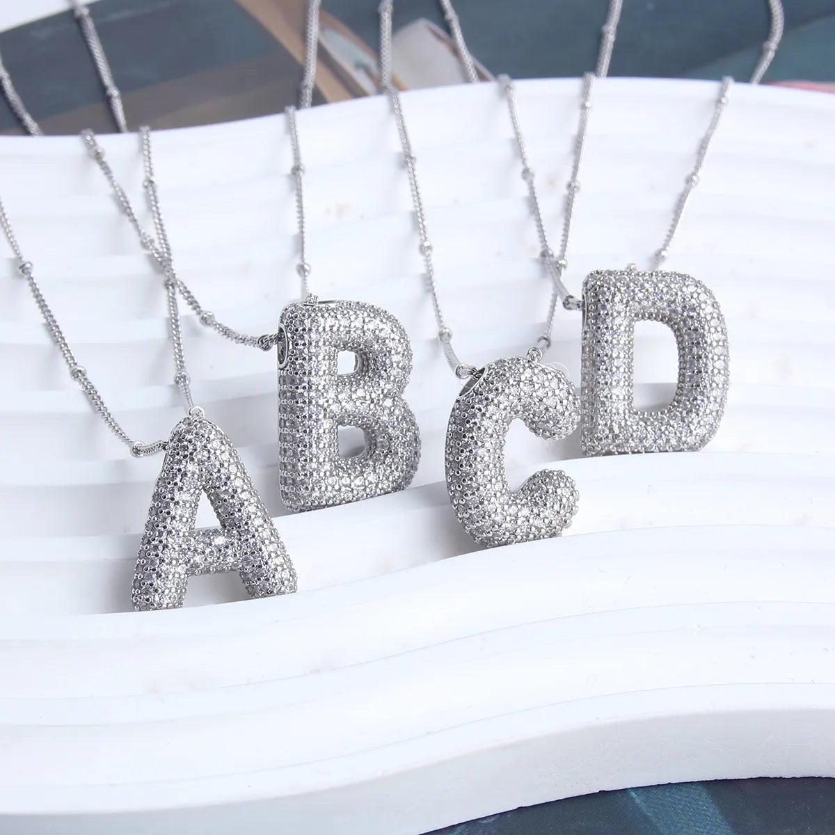 Collier initial en lettres bulles en or blanc