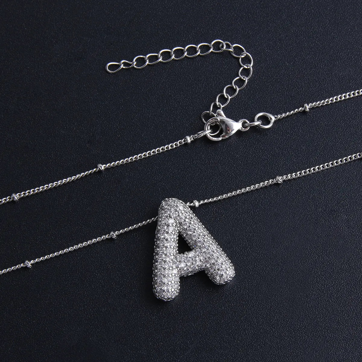 Collier initial en lettres bulles en or blanc