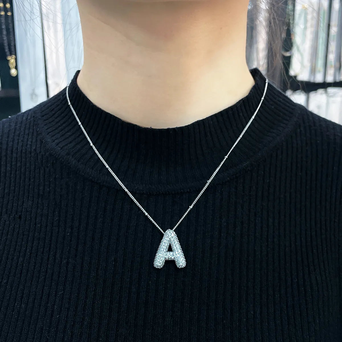 Collier initial en lettres bulles en or blanc